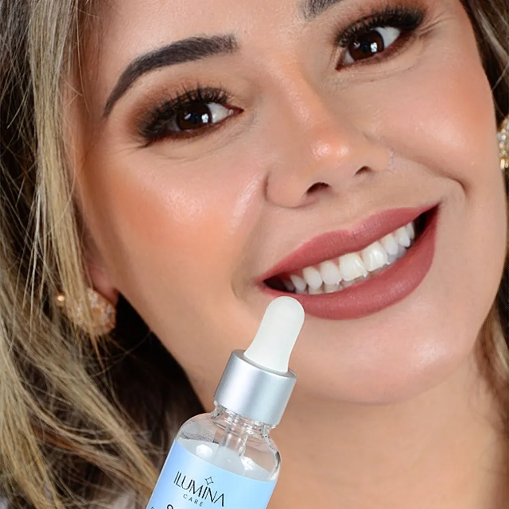 Dra. Nayara segurando o Sérum Super Hidratante